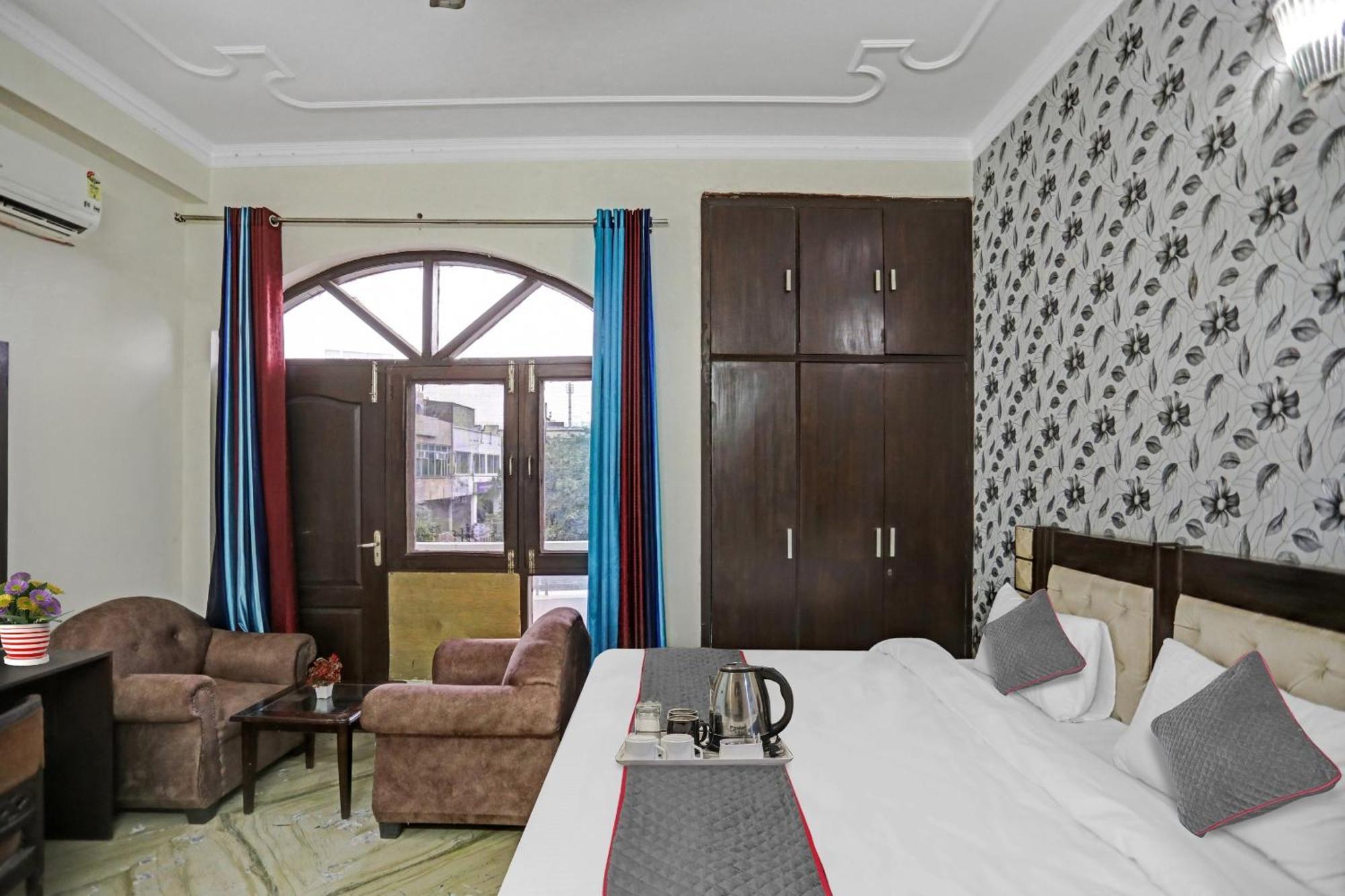 Hotel Townhouse The Premier View Near Iskcon Temple Noida Exterior foto